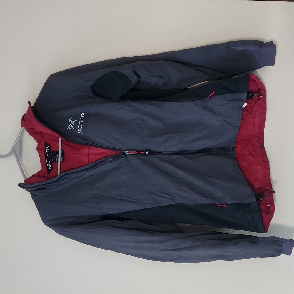 Women’s atom hoody. Used, excellent condition. No tears or stains. Grey w/maroon